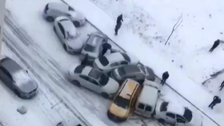 2 gün boyunca yağan kar şehirde hayatı felç etti Buzlanan yolda zincirleme kaza meydana geldi