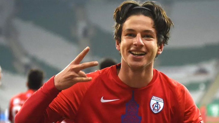 Trabzon’da transfer fırtınası sürüyor Trabzonspor, 19 yaşındaki forvet Enis Destan’ı da kadrosuna kattı