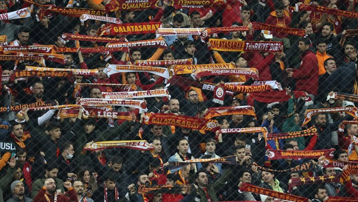 Galatasaray tribünlerinden ağır tezahürat yapıldı Yayıncı kuruluş sesi kısmak zorunda kaldı