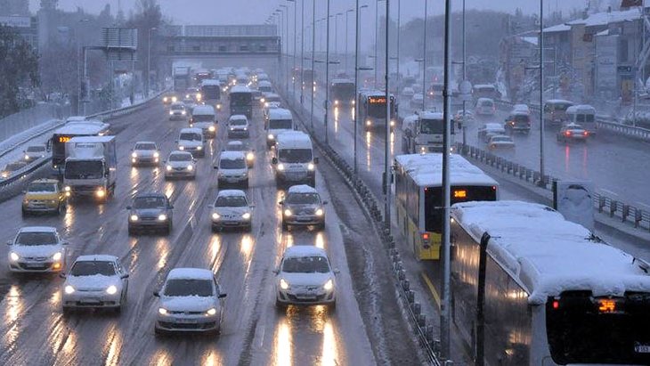 İşten eve gidecekler dikkat İstanbul’da kar etkisini artırdı, trafik durma noktasında