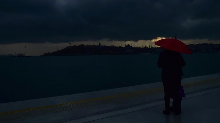 İstanbul’da beklenen kar yağışı başladı, gün geceye döndü