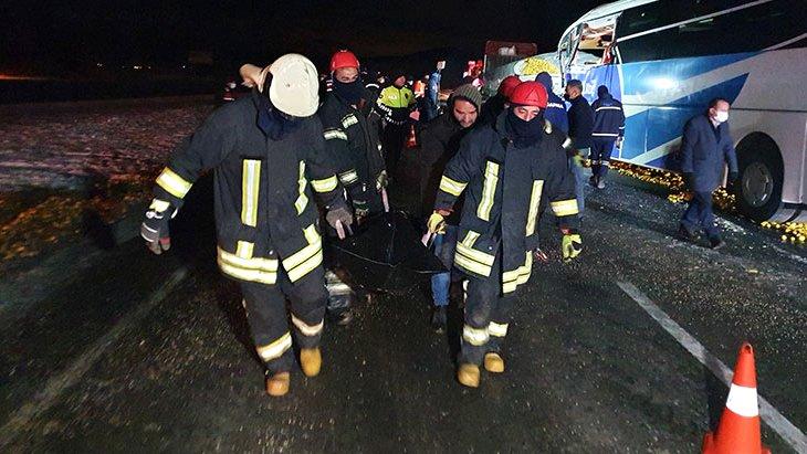 Yolcu otobüsü tıra arkadan çarptı: 1 kişi yaşamını yitirdi, 21 kişi yaralandı