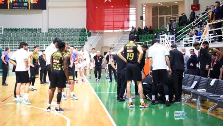 Basketbol camiasını derinden sarsan olay Başantrenör Cengiz Karadağ, maç sırasında kalp krizi geçirdi