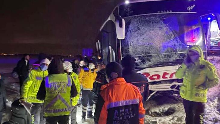 Yolcu otobüsü şarampole düştü 4 yolcu yaralı kurtuldu