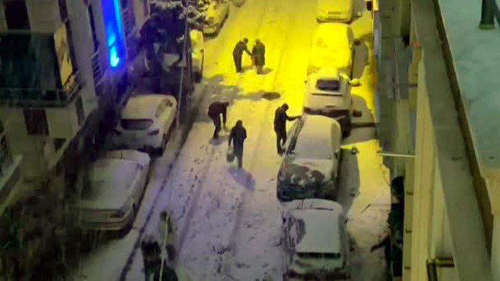 İstanbul’da vatandaşların kar eğlencesi kameralara yansıdı