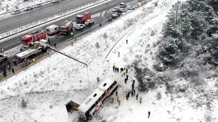 3 kişinin hayatını kaybettiği Kuzey Çevre Otoyolu’ndaki kazadan ilk görüntüler
