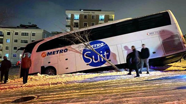 İstanbul’da yolcu otobüsü buzlanan yolda yan yattı