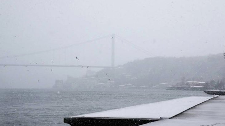 Yoğun kar yağışı etkisini sürdürüyor İstanbul Boğazı’nda gemi geçişleri çift yönlü askıya alındı