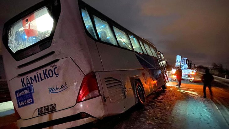 Kar yağışı kazaları da beraberinde getirdi Refüje çarpan otobüsteki 40 yolcu ölümden döndü