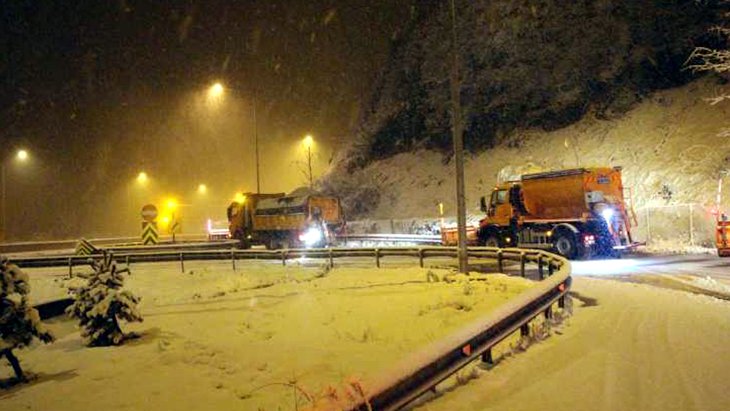 Son Dakika: İstanbul-Ankara TEM ve Devlet Yolu, Gerede-Düzce arası kamet koyu kar yağışı yardımıyla kâffesi anahtar geçişlerine kapatıldı
