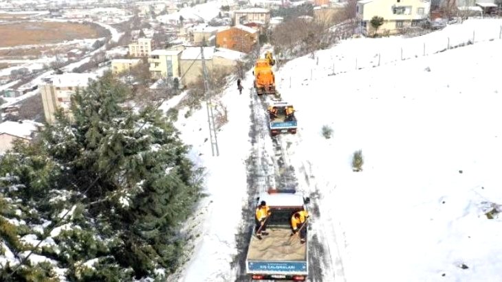 Küçükçekmece Belediyesi ekipleri kar küreme ve tuzlama çalışmalarına devam ediyor