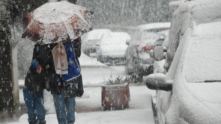 Bugün iklim elbette olacak Kar yağışıyla beyaza bürünen İstanbul ve Ankara düşüncesince giyecek peşe tembihler geldi