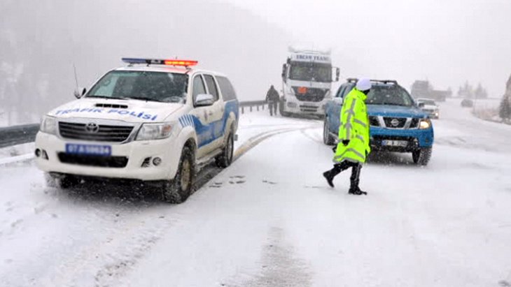 Kar yağışı tüm Türkiye’yi esir aldı Karayolları Genel Müdürlüğü, kapatılan yolların listesini paylaştı