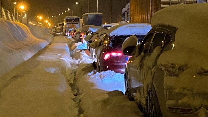 Vali Ahmet Ümit açıkladı: 1950 yılından beri görülen en yoğun kar yağışı Bolu’da 17 kilometrelik araç kuyruğu oluştu