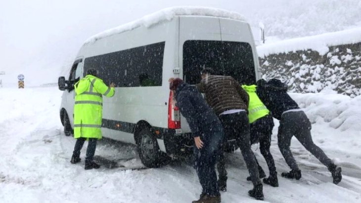 Diyarbakır'da UMKE yolu kardan kapalı mahalledeki hastalar için seferber  oldu - Son Dakika