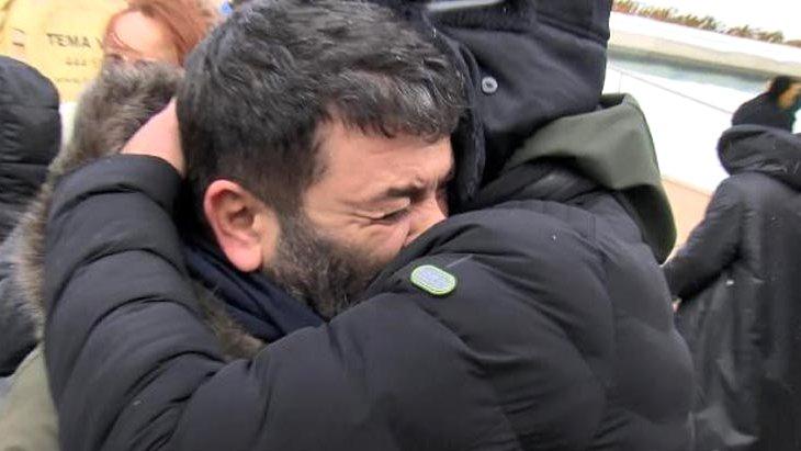 Oyuncu Bülent Şakrak, annesini gözyaşları içinde son yolculuğuna uğurladı