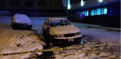 Gaziosmanpaşa'da yıllardır park halinde olan otomobil yandı, içinden erkek cesedi çıktı
