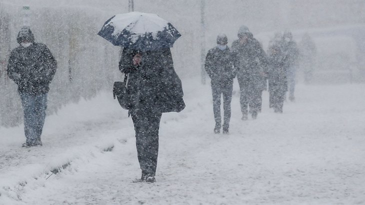 AKOM ifade etti İstanbul’da yaşamı eğleşme noktasına getiren kar yağışı perşembe gününden itibaren megakenti ayrılma edecek