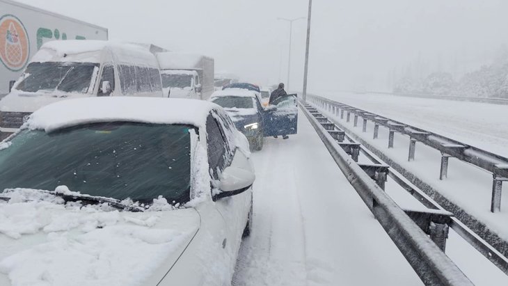 Son Dakika: İstanbul’da tüm otogarlarda araç çıkışları yarın saat 08.00’a kadar durduruldu