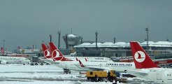 Son Dakika: Yoğunluğunu artıran kar yağışı nedeniyle İstanbul Havalimanı'ndaki tüm uçuşlar durduruldu