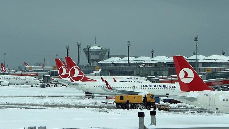 Son Dakika: Yoğunluğunu artıran kar yağışı nedeniyle İstanbul Havalimanı’ndaki tüm uçuşlar durduruldu