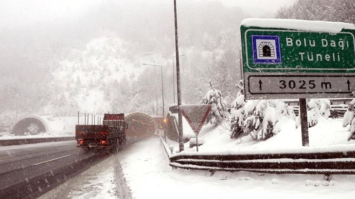 Son Dakika Yoğun kar nedeniyle kapatılan D-100 Bolu Dağı kesiminde ulaşım kontrollü sağlanmaya başlandı