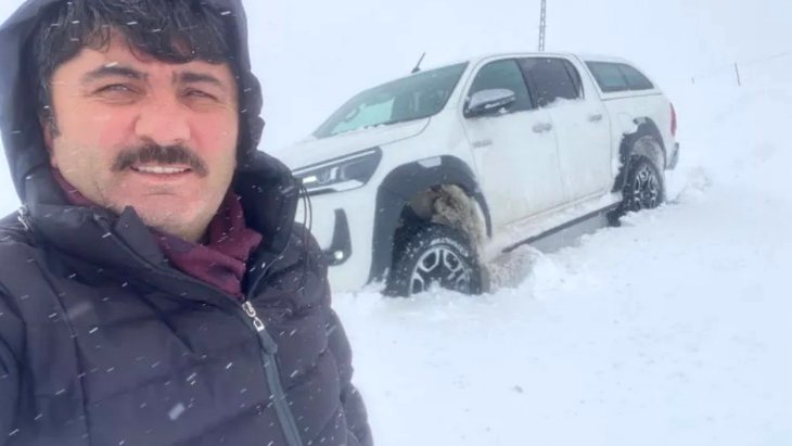 Karda mahsur kalan belediye başkanı, vatandaşı kardan kurtarmaya gidiyormuş