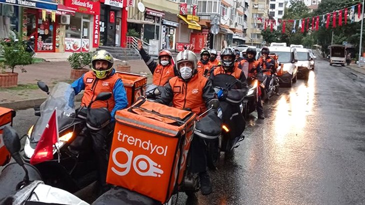 Yüzde 11’lik zammı ehliyetsiz bulan Trendyol’un moto kuryeleri denyo kapattı