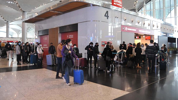 Uçuşları iptal edilen yolcular İstanbul Havalimanı’nda kalmak zorunda kaldı