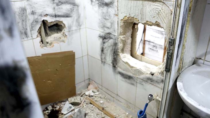 Hırsızlar, kuyumcunun tuvalet duvarını delerek 1,5 milyon liralık altını çaldı