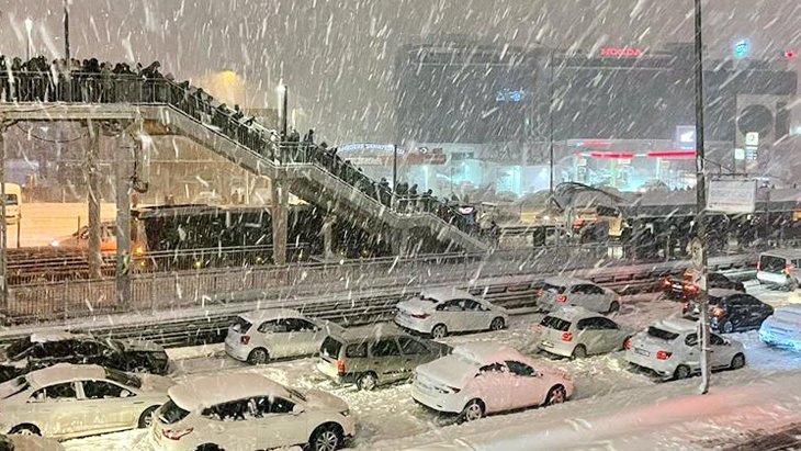 İstanbul’da şiddetli kar yağışı vatandaşı perişan etti Çok sayıda kişi araçlarında mahsur kaldı