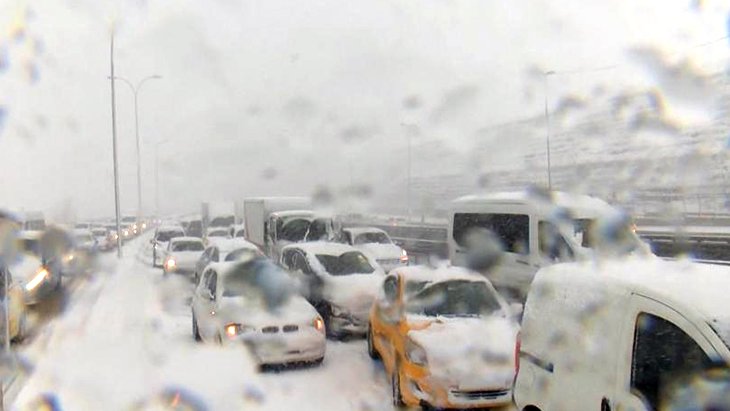 İstanbul’da bugün hususi vasıtalar vakit 13.00’e denli trafiğe çıkamayacak