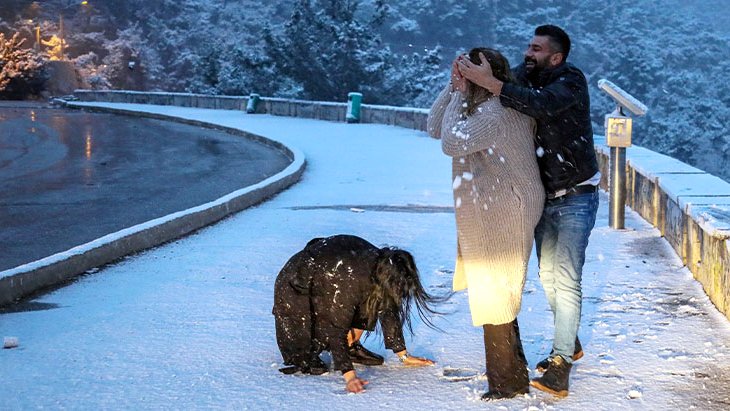 Antalya site merkezine 29 sene sonradan kar yağdı, yurttaşlar füru kabil eğlendi
