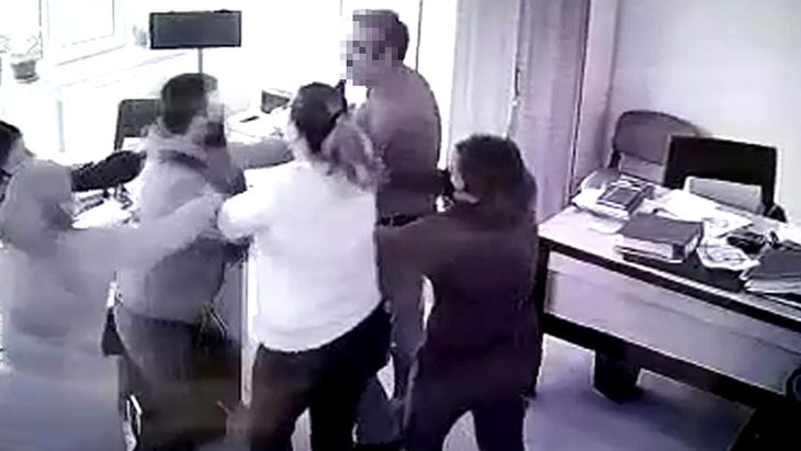 Nüfus Müdürlüğü’nde korkutan anlar Kadın memura hakaret etti, erkek memura kafa attı