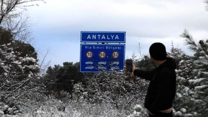 Antalya’da belediyeden esprili ’’tuzlama’’ paylaşımı: 30 yılda bir kar görünce şaka yapasımız geldi