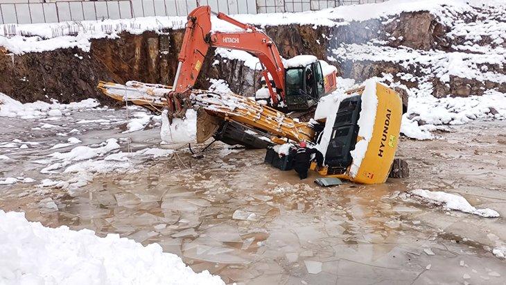 Suya düşen kepçenin operatörü hayatını kaybetti