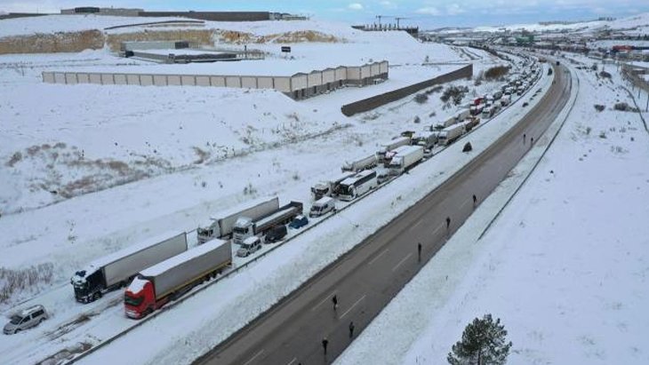 Son Dakika TAG Otoyolu’nun Gaziantep yönü kar yağışı nedeniyle ulaşıma kapandı