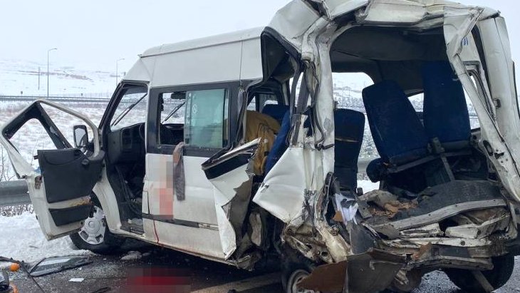 Korkunç kaza Tır, minibüse arkadan çarptı 2’si çocuk 3 kişi yaşamını yitirdi