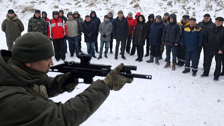 Siviller silahlanmaya başladı Ukrayna ordusu olası bir Rus saldırısına karşı vatandaşlarına silah eğitimi veriyor