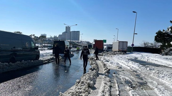 Son Dakika İstanbul Valisi Yerlikaya’dan araç sahiplerine acil çağrı: Yol kenarına terk edilen araçlarınızı alın, yoksa çekeceğiz