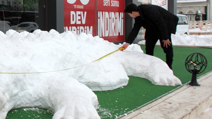 Kardan timsahın boyu 11 metre uzunluğunda Yapımı 6 saat sürdü