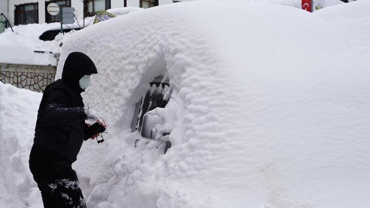 Kastamonu’da kar kalınlığının 2 metreyi geçti Vatandaşlar kaybolan araçlarını aramaya başladı