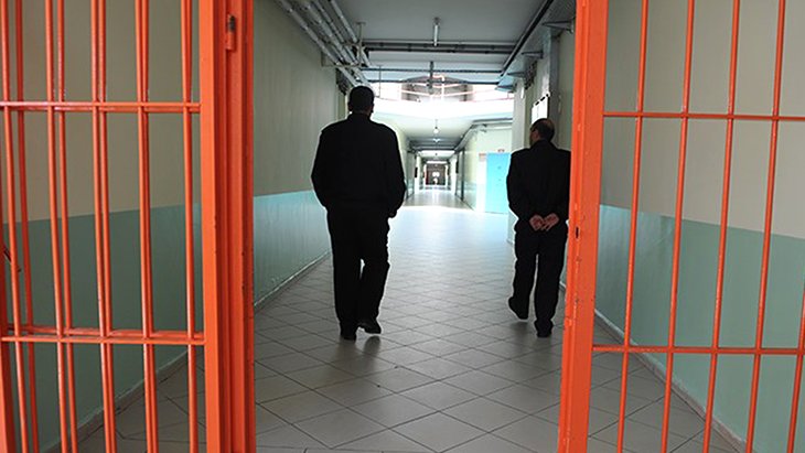 Açık cezaevlerindeki hükümlülerin koronavirüs müsaade süreleri 2 ay uzatıldı