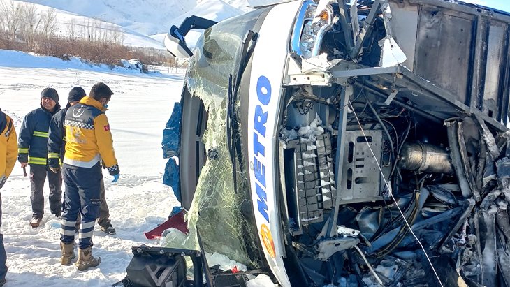 Van’da geçici otobüsü devrildi: 2’si gerçek 9 yaralı