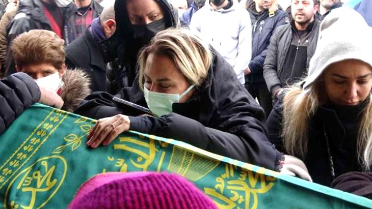 Ece Erken eşi Şafak Mahmutyazıcıoğlu’nun cenaze töreninde “keşke ben ölseydim“ diyerek gözyaşı döktü