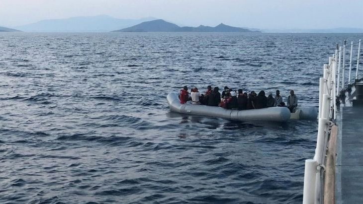 İzmir açıklarında Yunanistan tarafından geri itilen 43 düzensiz göçmen kurtarıldı