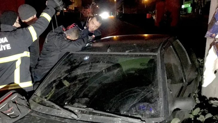 Kaza yapan araçta hareketsiz yatan adam, uyuya kalmış Polisleri bile şaşkına çevirdi