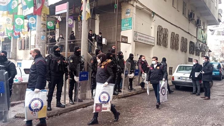 Teröristlere saygı duruşunda bulunmuştu DBP Diyarbakır İl Başkanı Seval Gülmez gözaltına alındı