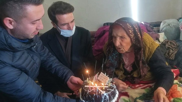 20 yıl önce “öldü“ diye selası verilen kadın, 121. yaş gününü kutladı