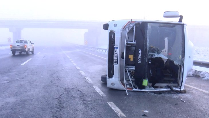 Buzlanma nedeniyle İstanbul’da polisleri taşıyan servis minibüsü devrildi: 2’si ağır 10 yaralı var